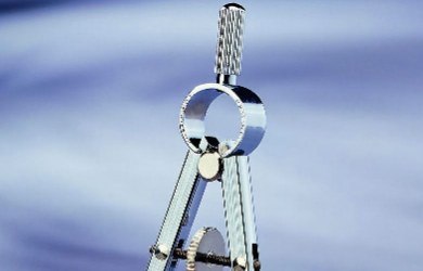 官网制作的友善性具体表现在三个层面，分别是客户体验、网站的访问自然环境、网站的经营人